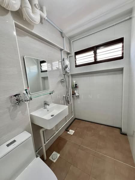 423 Choa Chu Kang Avenue 4, 423 Choa Chu Kang Avenue 4, 3 Bedrooms, 1,119 sqft, HDB Flat For Sale, by Catherine Chua, 500197845 - Bathroom - PropertyGuru.com.sg