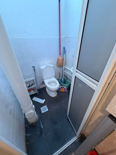 106 Hougang Ave 1 Ground floor, , 650 sqft, Shop / Shophouse For Rent, by Nichole Thor, 500197846 - Bathroom - CommercialGuru.com.sg