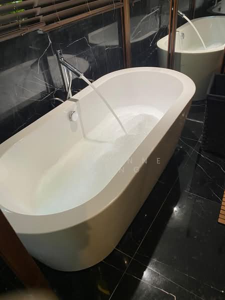 Serangoon Garden Estate, Burghley Drive, 6 Bedrooms, 4,500 sqft, Semi-Detached House For Rent, by Marianne Terng, 500197847 - Bathroom - PropertyGuru.com.sg