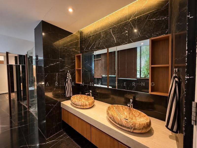 Serangoon Garden Estate, Burghley Drive, Hougang / Punggol / Sengkang, 6 Bedrooms, 4,500 sqft, Semi-Detached House For Rent, by Marianne Terng, 500197847 - Master Bathroom - PropertyGuru.com.sg