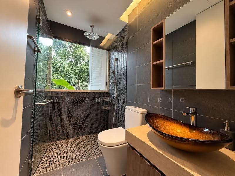Serangoon Garden Estate, Burghley Drive, Hougang / Punggol / Sengkang, 6 Bedrooms, 4,500 sqft, Semi-Detached House For Rent, by Marianne Terng, 500197847 - Bathroom - PropertyGuru.com.sg