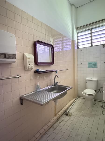Pek Chuan Building, 116 Lavender Street, 1,313 sqft, Office For Sale, by Sarah Sun, 500197861 - Bathroom - CommercialGuru.com.sg