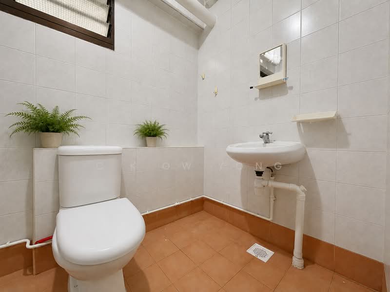 502 Woodlands Drive 14, 502 Woodlands Drive 14, 4 Bedrooms, 1,335 sqft, HDB Flat For Sale, by C K Ow Yong, 500197941 - Bathroom - PropertyGuru.com.sg