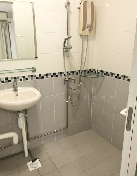 8 Jalan Rumah Tinggi, 8 Jalan Rumah Tinggi, 3 Bedrooms, 1,119 sqft, HDB Flat For Rent, by Valerie Yong, 500197955 - Bathroom - PropertyGuru.com.sg