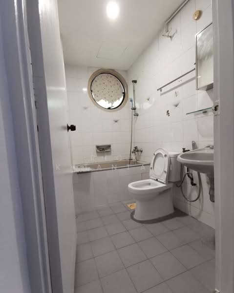 Boon Teck Apartments, 42 Boon Teck Road, 1 Bedroom, 220 sqft, Apartment For Rent, by Rick Khiantani, 500197977 - Bathroom - PropertyGuru.com.sg