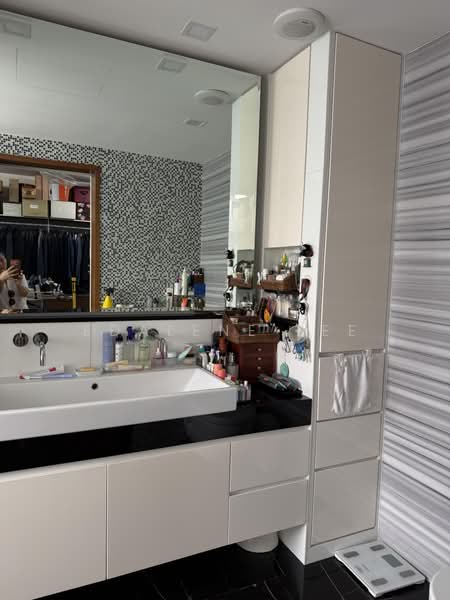 Balmoral Penthouse, Balmtal Road, 5 Bedrooms, 5,000 sqft, Condominium For Rent, by Edalene Lee, 500198064 - Bathroom - PropertyGuru.com.sg
