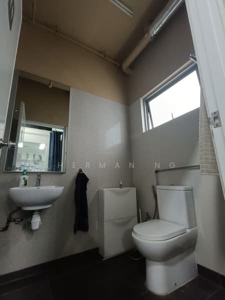 The Elitist, 25 Bukit Batok Crescent, 893 sqft, Light Industrial (B1) For Sale, by Sherman Ng, 500198079 - Bathroom - CommercialGuru.com.sg