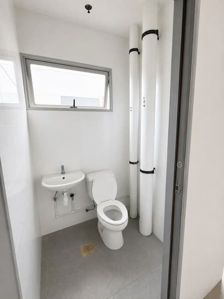 Eldix, 11 Mandai Estate, 1,399 sqft, Light Industrial (B1) For Sale, by Andrew Yong, 500198085 - Bathroom - CommercialGuru.com.sg