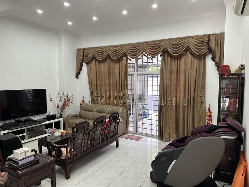 Loyang Villas, Loyang Rise, 5 Bedrooms, 3,000 sqft, Terraced House For Sale, by Emily Lim Bee Kwang, 500198094 - Living Room - PropertyGuru.com.sg