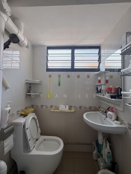 122 Ang Mo Kio Avenue 3, 122 Ang Mo Kio Avenue 3, 3 Bedrooms, 990 sqft, HDB Flat For Sale, by Dylan Lee, 500198115 - Bathroom - PropertyGuru.com.sg