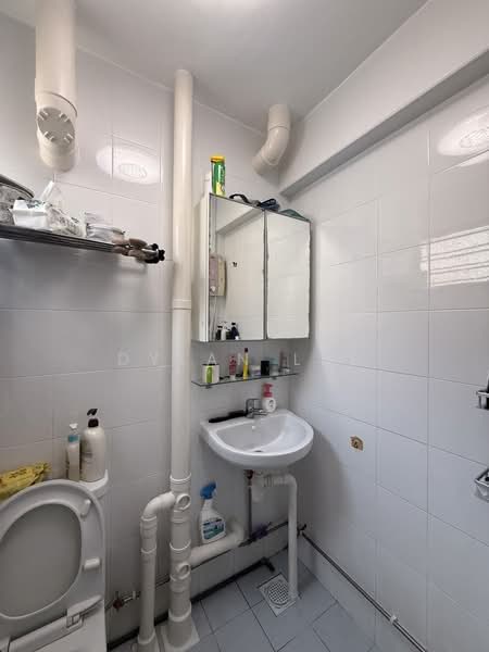 122 Ang Mo Kio Avenue 3, 122 Ang Mo Kio Avenue 3, 3 Bedrooms, 990 sqft, HDB Flat For Sale, by Dylan Lee, 500198115 - Bathroom - PropertyGuru.com.sg