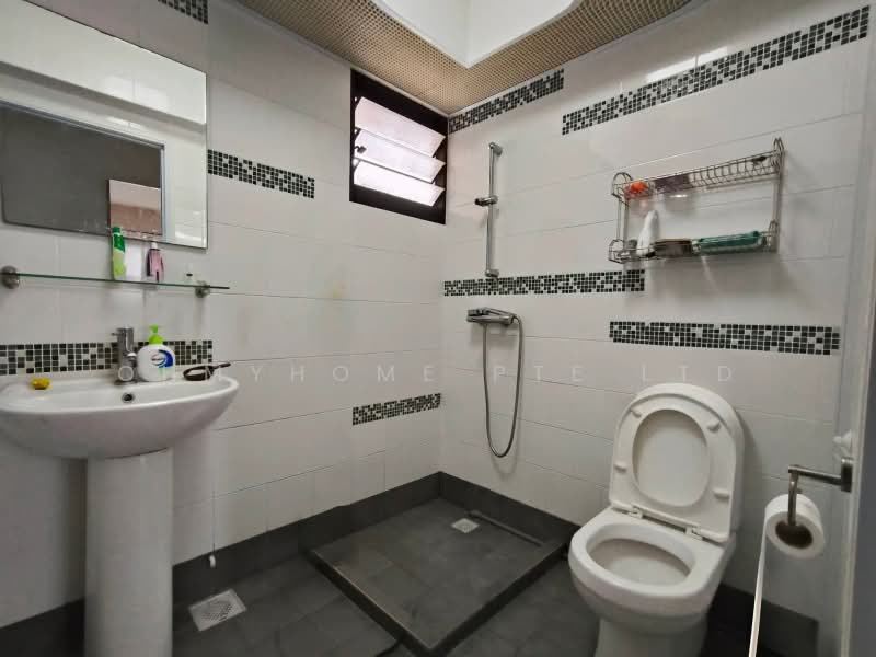 258A Punggol Field, 258A Punggol Field, 3 Bedrooms, 1,216 sqft, HDB Flat For Sale, by JESLYN LIM, 500198117 - Bathroom - PropertyGuru.com.sg