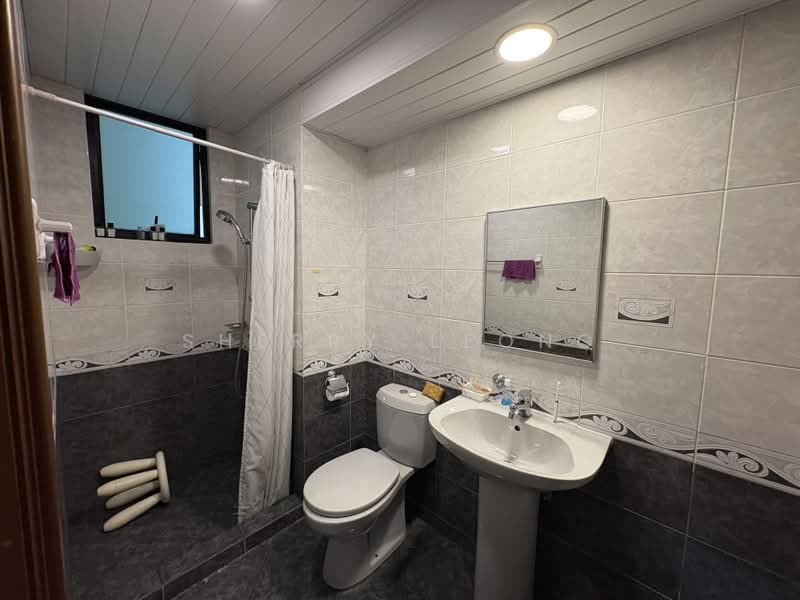 Spring Grove, 53 Grange Road, 2 Bedrooms, 1,012 sqft, Condominium For Sale, by Sherry Leong, 500198127 - Bathroom - PropertyGuru.com.sg