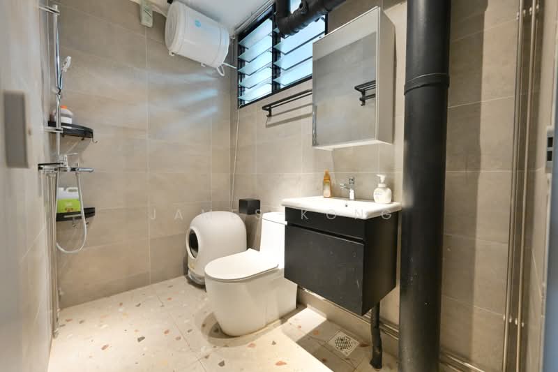 273 Toh Guan Road, 273 Toh Guan Road, 3 Bedrooms, 1,098 sqft, HDB Flat For Sale, by James Kong, 500198158 - Bathroom - PropertyGuru.com.sg