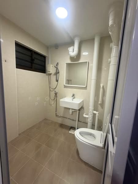103 Spottiswoode Park Road, 103 Spottiswoode Park Road, 3 Bedrooms, 1,313 sqft, HDB Flat For Rent, by Kit Toh, 500198176 - Bathroom - PropertyGuru.com.sg