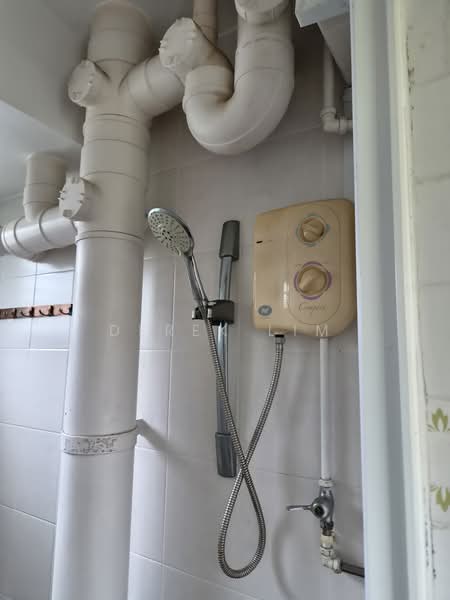 331 Ang Mo Kio Avenue 1, 331 Ang Mo Kio Avenue 1, 2 Bedrooms, 721 sqft, HDB Flat For Rent, by Derek Lim, 500198232 - Bathroom - PropertyGuru.com.sg
