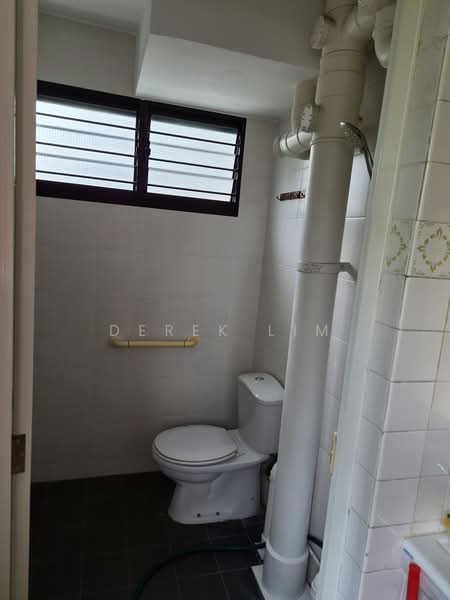 331 Ang Mo Kio Avenue 1, 331 Ang Mo Kio Avenue 1, 2 Bedrooms, 721 sqft, HDB Flat For Rent, by Derek Lim, 500198232 - Bathroom - PropertyGuru.com.sg