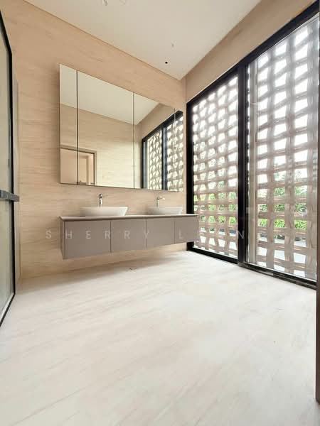 Exclusive Semi-D With Lift And Pool Located At Prime District 10, Hillcrest Road, Bukit Timah, 5 Bedrooms, 6,764 sqft, Semi-Detached House For Sale, by Sherry Leong, 500198233 - Bathroom - PropertyGuru.com.sg