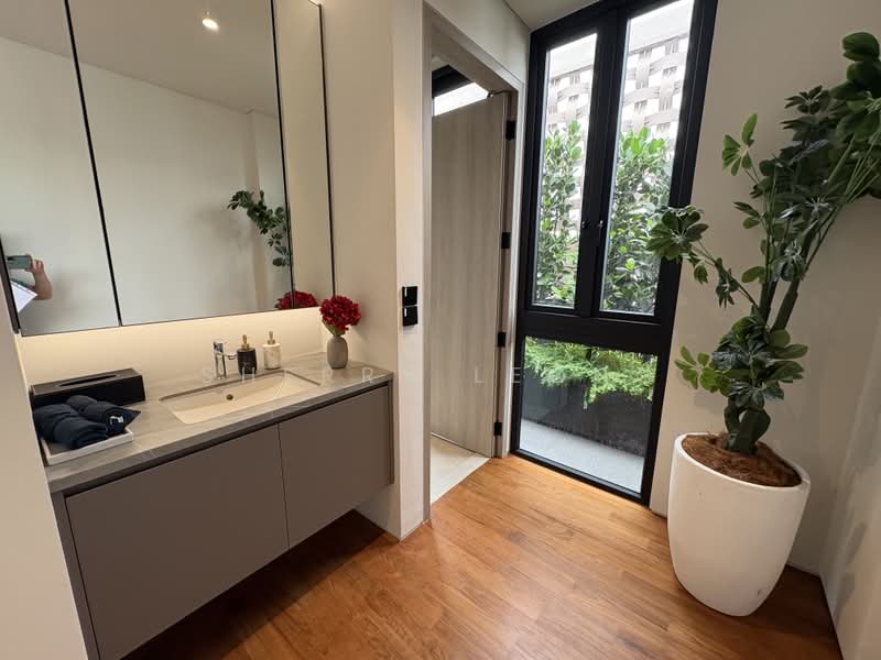 Exclusive Semi-D With Lift And Pool Located At Prime District 10, Hillcrest Road, Bukit Timah, 5 Bedrooms, 6,764 sqft, Semi-Detached House For Sale, by Sherry Leong, 500198233 - Bathroom - PropertyGuru.com.sg
