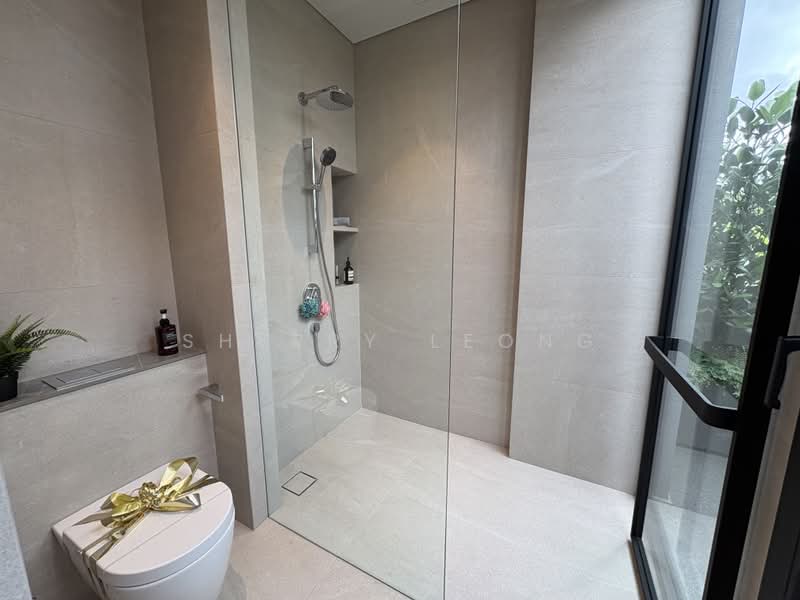 Exclusive Semi-D With Lift And Pool Located At Prime District 10, Hillcrest Road, Bukit Timah, 5 Bedrooms, 6,764 sqft, Semi-Detached House For Sale, by Sherry Leong, 500198233 - Bathroom - PropertyGuru.com.sg