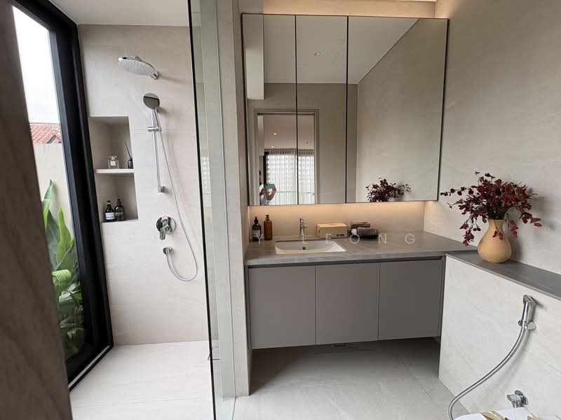 Exclusive Semi-D With Lift And Pool Located At Prime District 10, Hillcrest Road, Bukit Timah, 5 Bedrooms, 6,764 sqft, Semi-Detached House For Sale, by Sherry Leong, 500198233 - Bathroom - PropertyGuru.com.sg