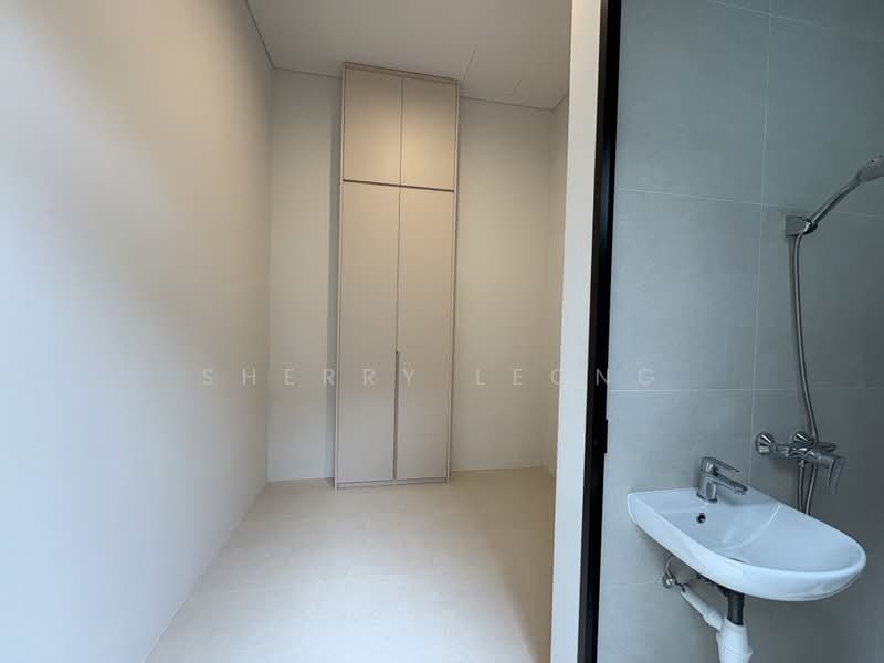 Exclusive Semi-D With Lift And Pool Located At Prime District 10, Hillcrest Road, Bukit Timah, 5 Bedrooms, 6,764 sqft, Semi-Detached House For Sale, by Sherry Leong, 500198233 - Bathroom - PropertyGuru.com.sg