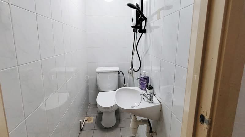 Parc Oasis, 43 Jurong East Avenue 1, Room Rental, 100 sqft, Condominium For Rent, by Bespoke Habitat Pte Ltd, 500198324 - 11-02 Common Bathroom - PropertyGuru.com.sg