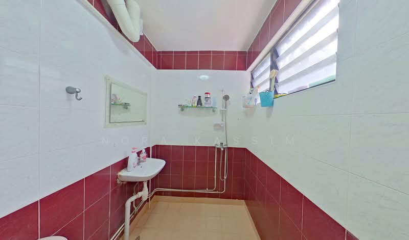 176 Bishan Street 13, 176 Bishan Street 13, 3 Bedrooms, 934 sqft, HDB Flat For Sale, by Nora Kassim, 500198353 - Bathroom - PropertyGuru.com.sg