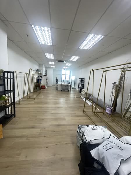 Tradehub 21, 18 Boon Lay Way, 1,109 sqft, Light Industrial (B1) For Sale, by Ben Chew, 500198365 - Interior - CommercialGuru.com.sg