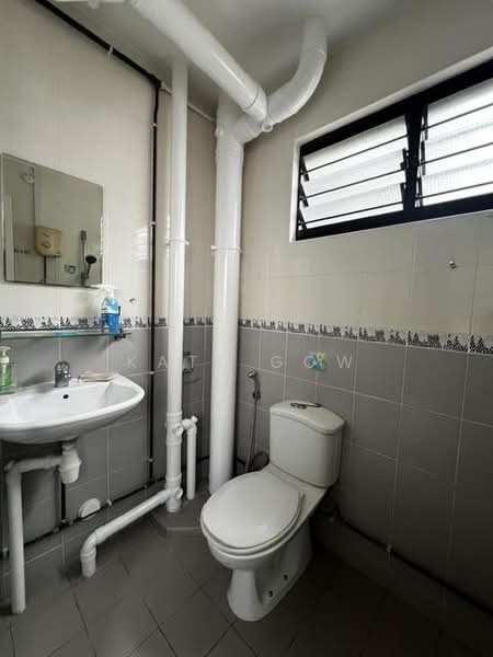 605 Hougang Avenue 4, 605 Hougang Avenue 4, 3 Bedrooms, 84 sqft, HDB Flat For Sale, by Kate Gow, 500198367 - Bathroom - PropertyGuru.com.sg