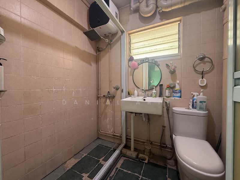 385 Tampines Street 32, 385 Tampines Street 32, 3 Bedrooms, 1,368 sqft, HDB Flat For Sale, by Danial Arif, 500198379 - Bathroom - PropertyGuru.com.sg