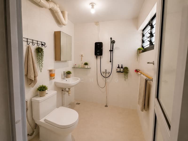 1300SQFT SPACIOUS 5R FLAT IN HOUGANG!, Hougang Avenue 10, 3 Bedrooms, 1,292 sqft, HDB Flat For Sale, by Zech Ng, 500198383 - Bathroom - PropertyGuru.com.sg