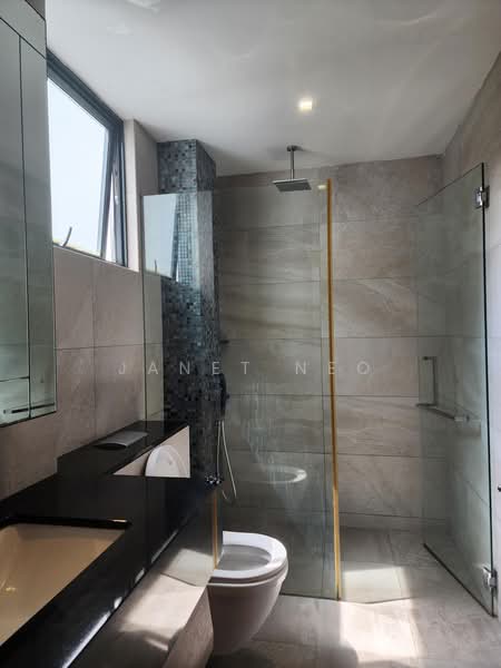 Near Springleaf Collection, Meng suan road, 6 Bedrooms, 3,950 sqft, Terraced House For Sale, by Janet Neo, 500198394 - Bathroom - PropertyGuru.com.sg