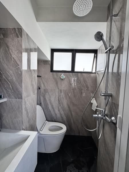 333 Clementi Avenue 2, 333 Clementi Avenue 2, 3 Bedrooms, 990 sqft, HDB Flat For Sale, by Shirley Ang, 500198409 - Bathroom - PropertyGuru.com.sg