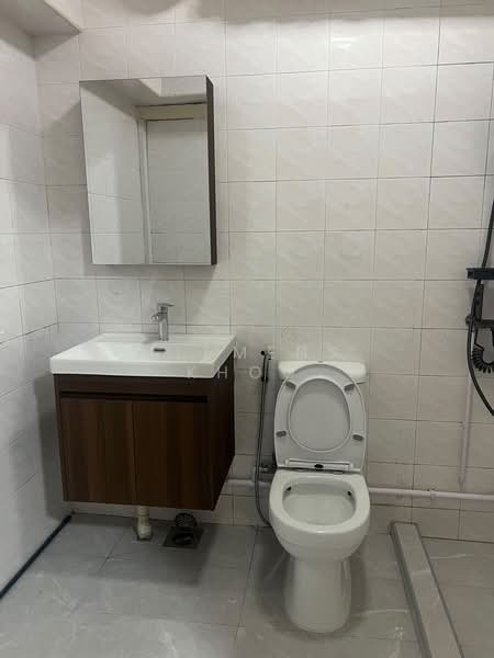 7 Pine Close, 7 Pine Close, 3 Bedrooms, 1,033 sqft, HDB Flat For Sale, by Clemens Khoo, 500198413 - Master bathroom - PropertyGuru.com.sg