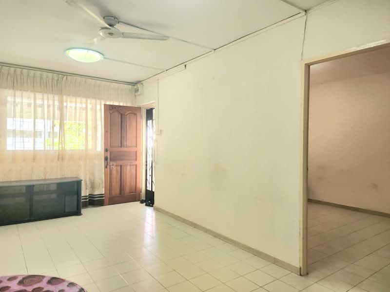 105 Potong Pasir Avenue 1, 105 Potong Pasir Avenue 1, 2 Bedrooms, 796 sqft, HDB Flat For Sale, by Qristine Goh, 500198418 - Living Room - PropertyGuru.com.sg