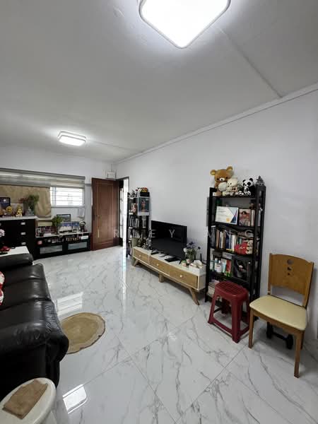 267 Tampines Street 21, 267 Tampines Street 21, 2 Bedrooms, 850 sqft, HDB Flat For Sale, by Shirley Ang, 500198419 - Living Room - PropertyGuru.com.sg