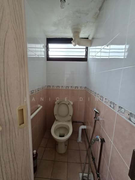 17 Eunos Crescent, 17 Eunos Crescent, 2 Bedrooms, 635 sqft, HDB Flat For Sale, by Janice Ding, 500198424 - Bathroom - PropertyGuru.com.sg