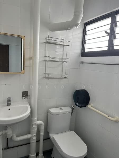 708 Hougang Avenue 2, 708 Hougang Avenue 2, 3 Bedrooms, 979 sqft, HDB Flat For Rent, by Edmund Toh, 500198495 - Bathroom - PropertyGuru.com.sg