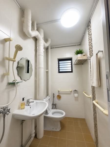 159 Woodlands Street 13, 159 Woodlands Street 13, 2 Bedrooms, 786 sqft, HDB Flat For Rent, by Lawrence Quek, 500198510 - Bathroom - PropertyGuru.com.sg