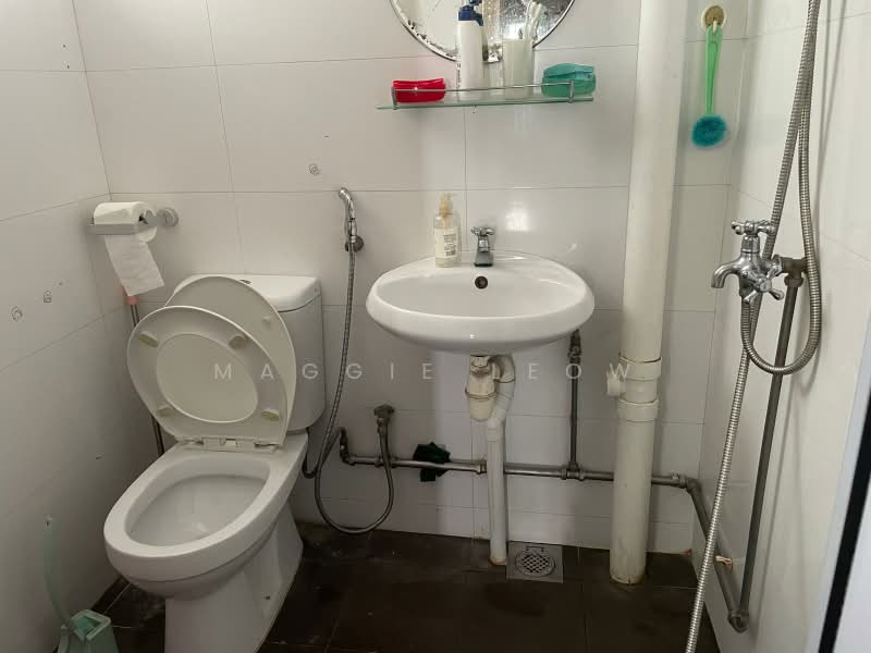 523 Ang Mo Kio Avenue 5, 523 Ang Mo Kio Avenue 5, 2 Bedrooms, 732 sqft, HDB Flat For Sale, by Maggie Leow, 500198532 - Bathroom - PropertyGuru.com.sg