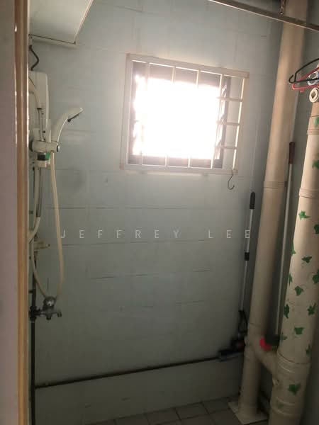 329 Sembawang Close, 329 Sembawang Close, Room Rental, 150 sqft, HDB Flat For Rent, by Jeffrey Lee, 500198534 - Bathroom - PropertyGuru.com.sg