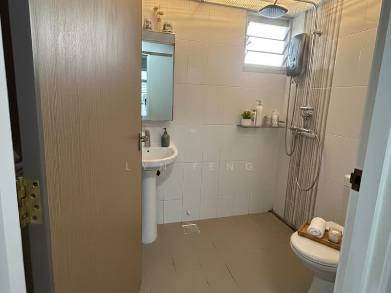 323A Sumang Walk, 323A Sumang Walk, 3 Bedrooms, 1,216 sqft, HDB Flat For Rent, by Lyn Feng, 500198599 - Bathroom - PropertyGuru.com.sg