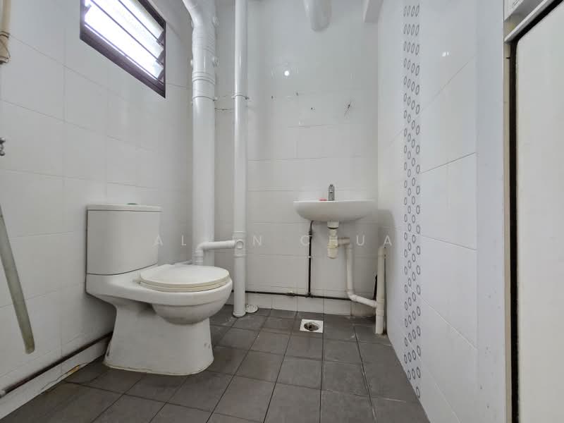 215 Jurong East Street 21, 215 Jurong East Street 21, 2 Bedrooms, 883 sqft, HDB Flat For Sale, by Alvin Chua, 500198631 - Bathroom - PropertyGuru.com.sg