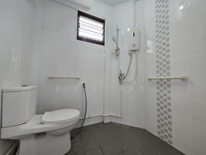215 Jurong East Street 21, 215 Jurong East Street 21, 2 Bedrooms, 883 sqft, HDB Flat For Sale, by Alvin Chua, 500198631 - Bathroom - PropertyGuru.com.sg