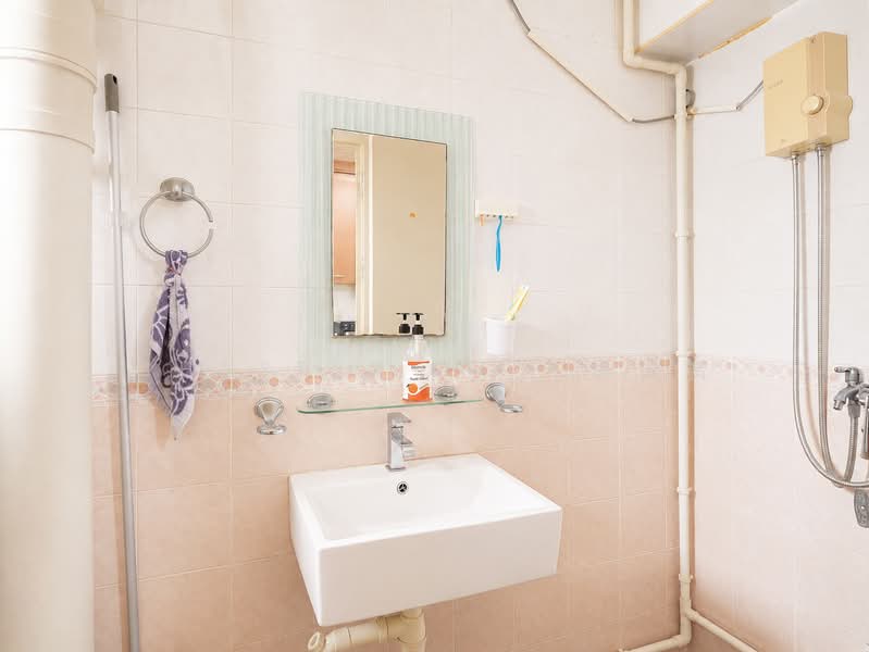 295A Compassvale Crescent, 295A Compassvale Crescent, 3 Bedrooms, 1,184 sqft, HDB Flat For Sale, by Chester Lim 林俊贤, 500198682 - Common toilet - PropertyGuru.com.sg