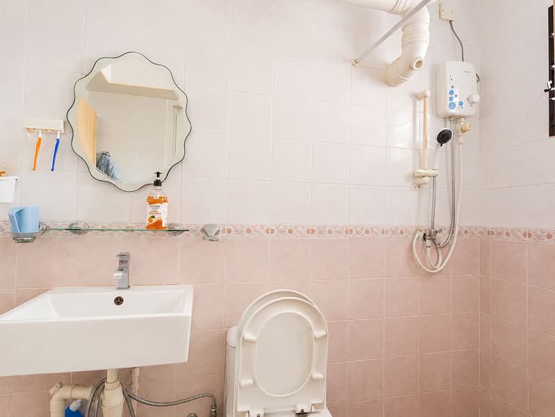 295A Compassvale Crescent, 295A Compassvale Crescent, 3 Bedrooms, 1,184 sqft, HDB Flat For Sale, by Chester Lim 林俊贤, 500198682 - Master toilet - PropertyGuru.com.sg