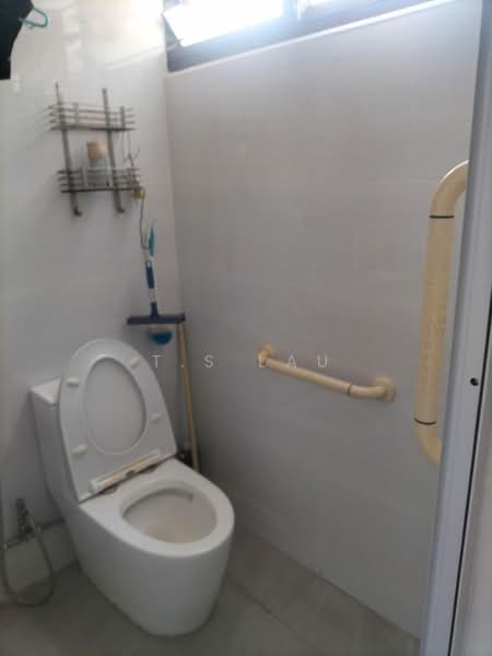 305 Yishun Central, 305 Yishun Central, 3 Bedrooms, 1,062 sqft, HDB Flat For Sale, by T.S Lau, 500198689 - Bathroom - PropertyGuru.com.sg