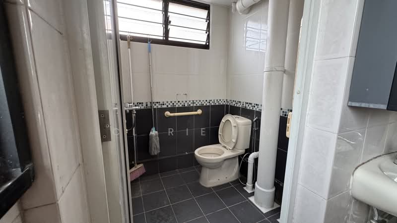 627 Bedok Reservoir Road, 627 Bedok Reservoir Road, 3 Bedrooms, 979 sqft, HDB Flat For Sale, by Clarie Lim, 500198699 - Bathroom - PropertyGuru.com.sg