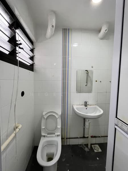 632 Hougang Avenue 8, 632 Hougang Avenue 8, 2 Bedrooms, 732 sqft, HDB Flat For Rent, by Nigel Soo, 500198720 - Bathroom - PropertyGuru.com.sg